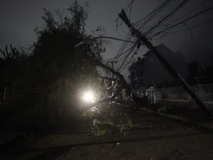 Mais de 322 mil clientes estão sem energia elétrica nas duas maiores concessionárias do RS