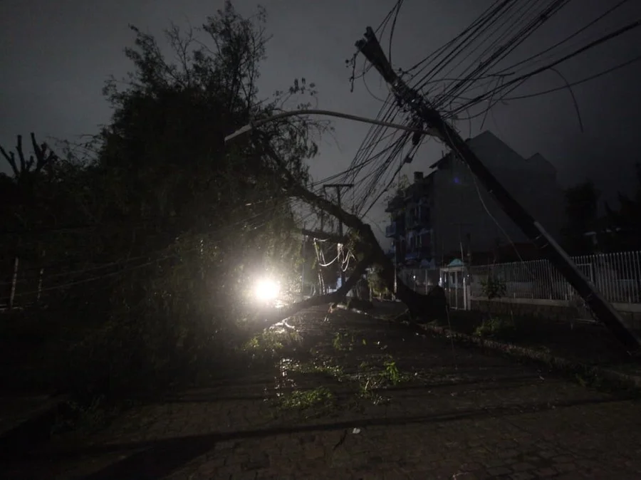 Mais de 322 mil clientes estão sem energia elétrica nas duas maiores concessionárias do RS