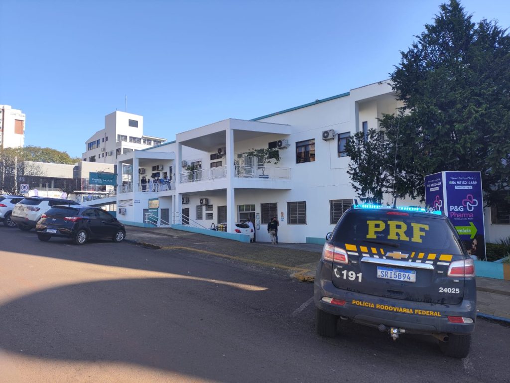 PRF escolta família até hospital em Erechim após bebê nascer durante viagem