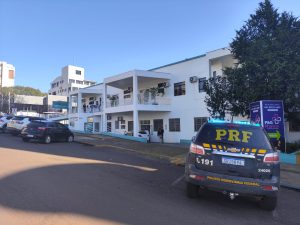 PRF escolta família até hospital em Erechim após bebê nascer durante viagem