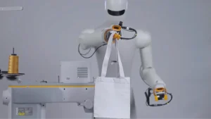 Robô com inteligência artificial chega às fábricas para manipular tecidos e operar máquinas