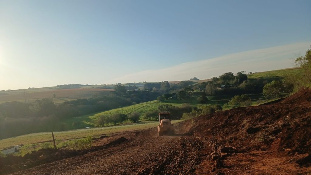 Prefeitura realiza serviços de terraplanagem em propriedades rurais de Santo Antônio do Planalto