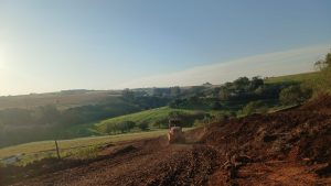 Prefeitura realiza serviços de terraplanagem em propriedades rurais de Santo Antônio do Planalto