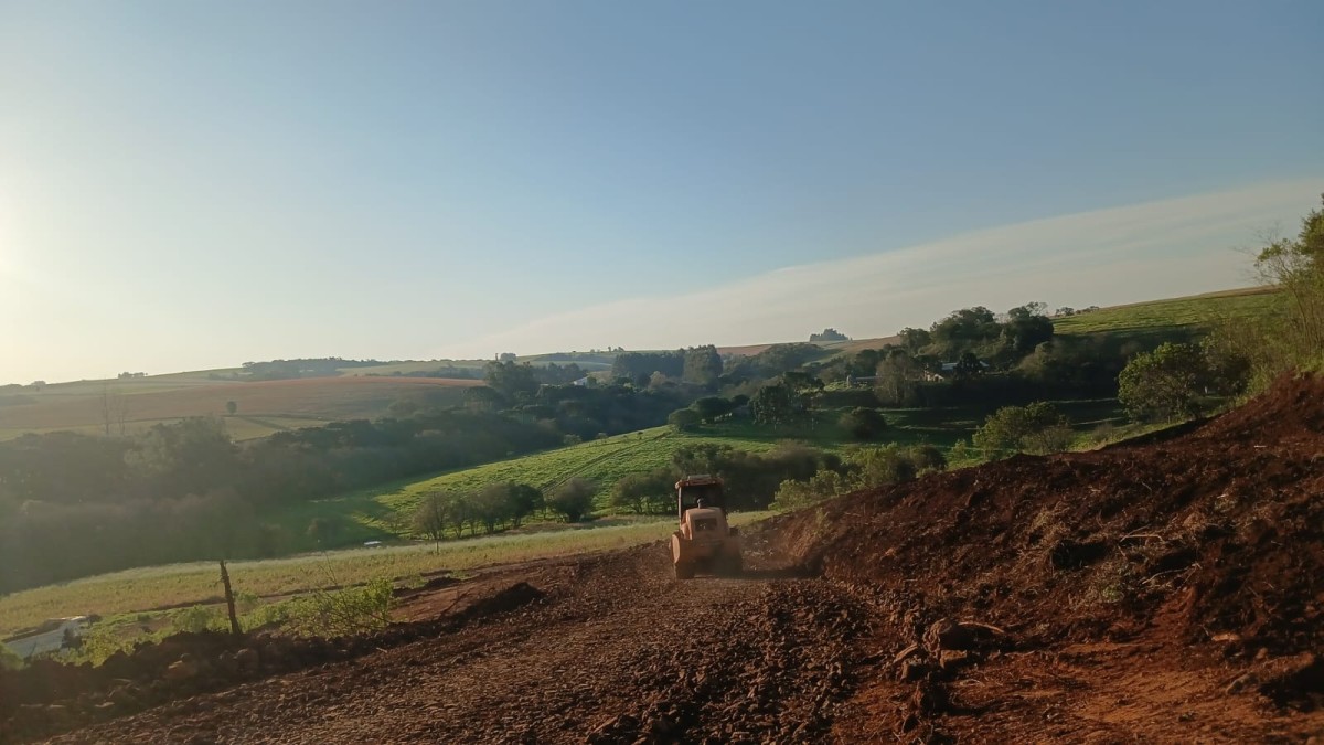 Prefeitura realiza serviços de terraplanagem em propriedades rurais de Santo Antônio do Planalto
