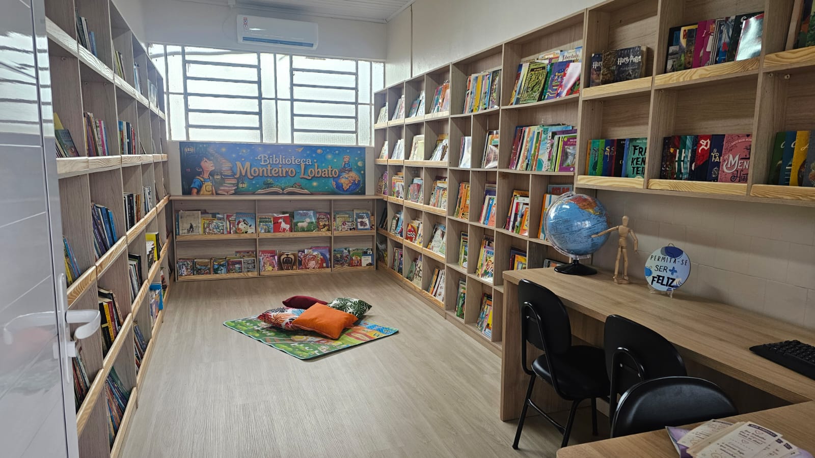 Biblioteca escolar é reinaugurada em espaço aconchegante e mais de 100 novas obras