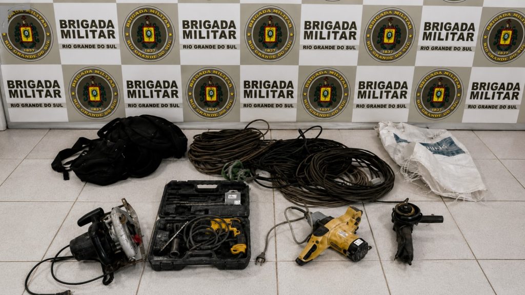 Três homens são presos após furto em obra e ferramentas são recuperadas em Tio Hugo