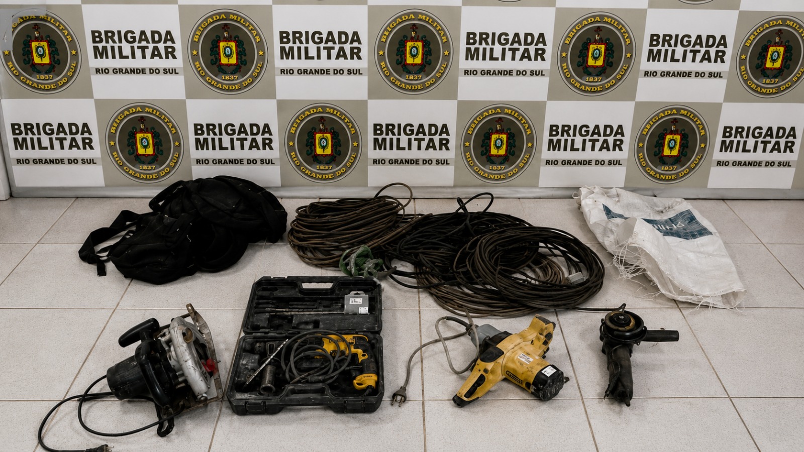 Três homens são presos após furto em obra e ferramentas são recuperadas em Tio Hugo