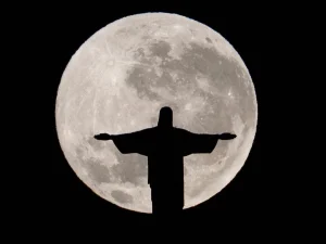 Veja imagens do eclipse lunar pelo mundo