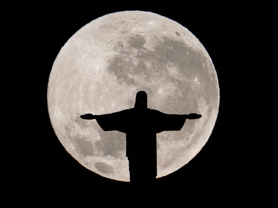 Veja imagens do eclipse lunar pelo mundo