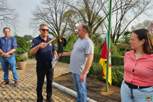 Victor Graeff recebe a 89ª Corrida do Fogo Simbólico da Pátria