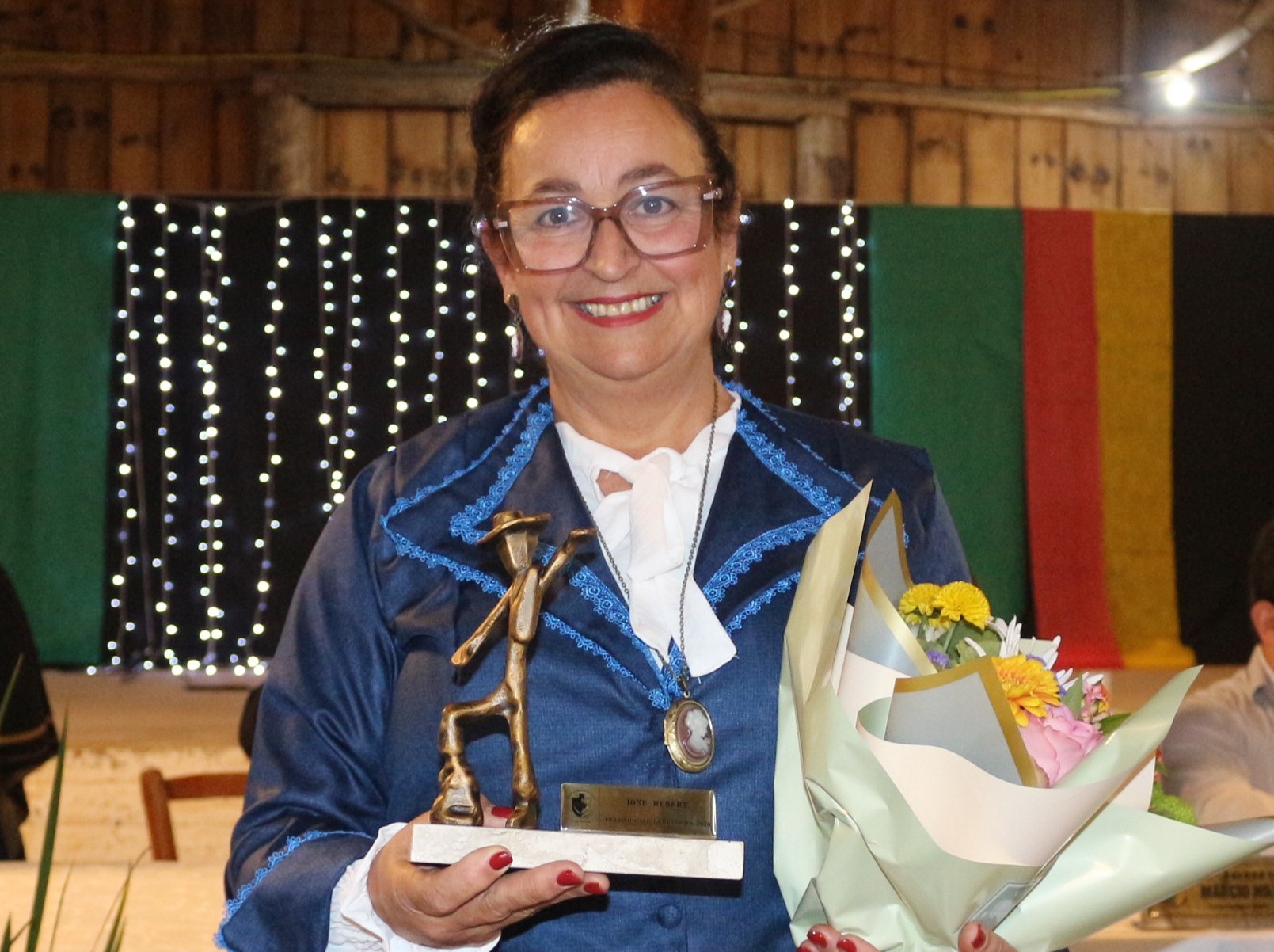 Câmara de Vereadores de Carazinho homenageia Ione Hebert com Troféu Tradicionalista Destaque