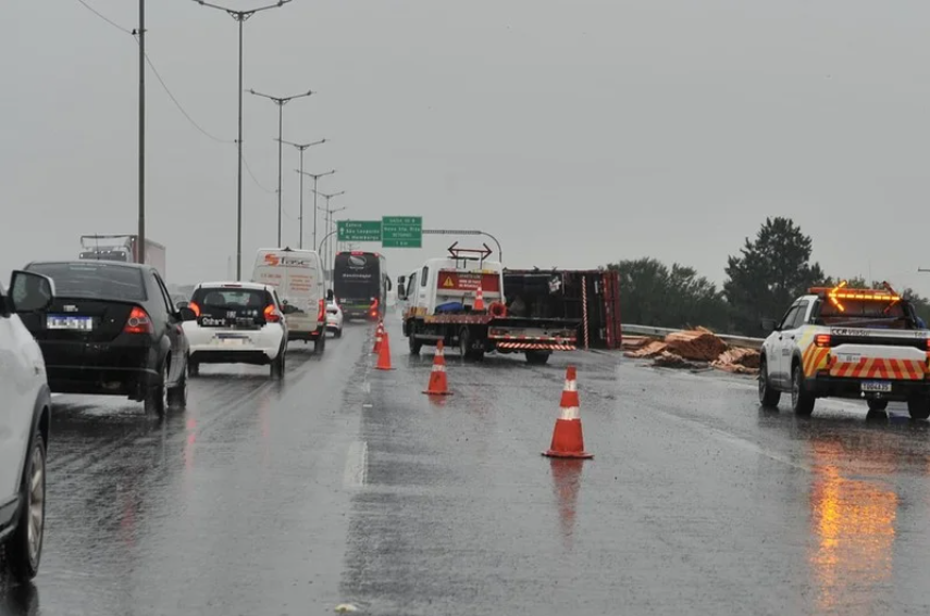 Carreta carregada de madeira tomba e bloqueia duas faixas na BR-448