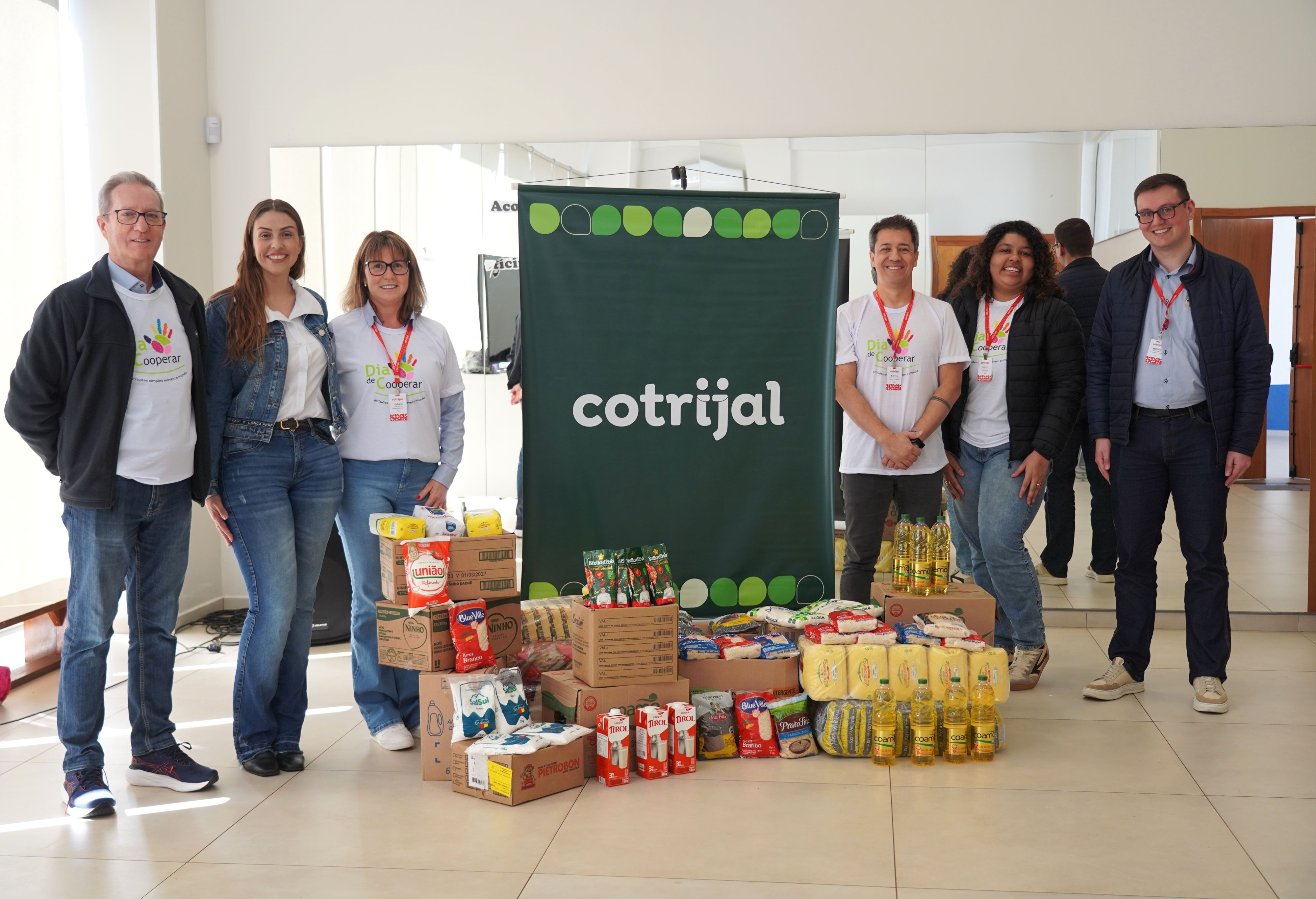 Cotrijal entrega mais de meia tonelada de alimentos arrecadados no Dia C