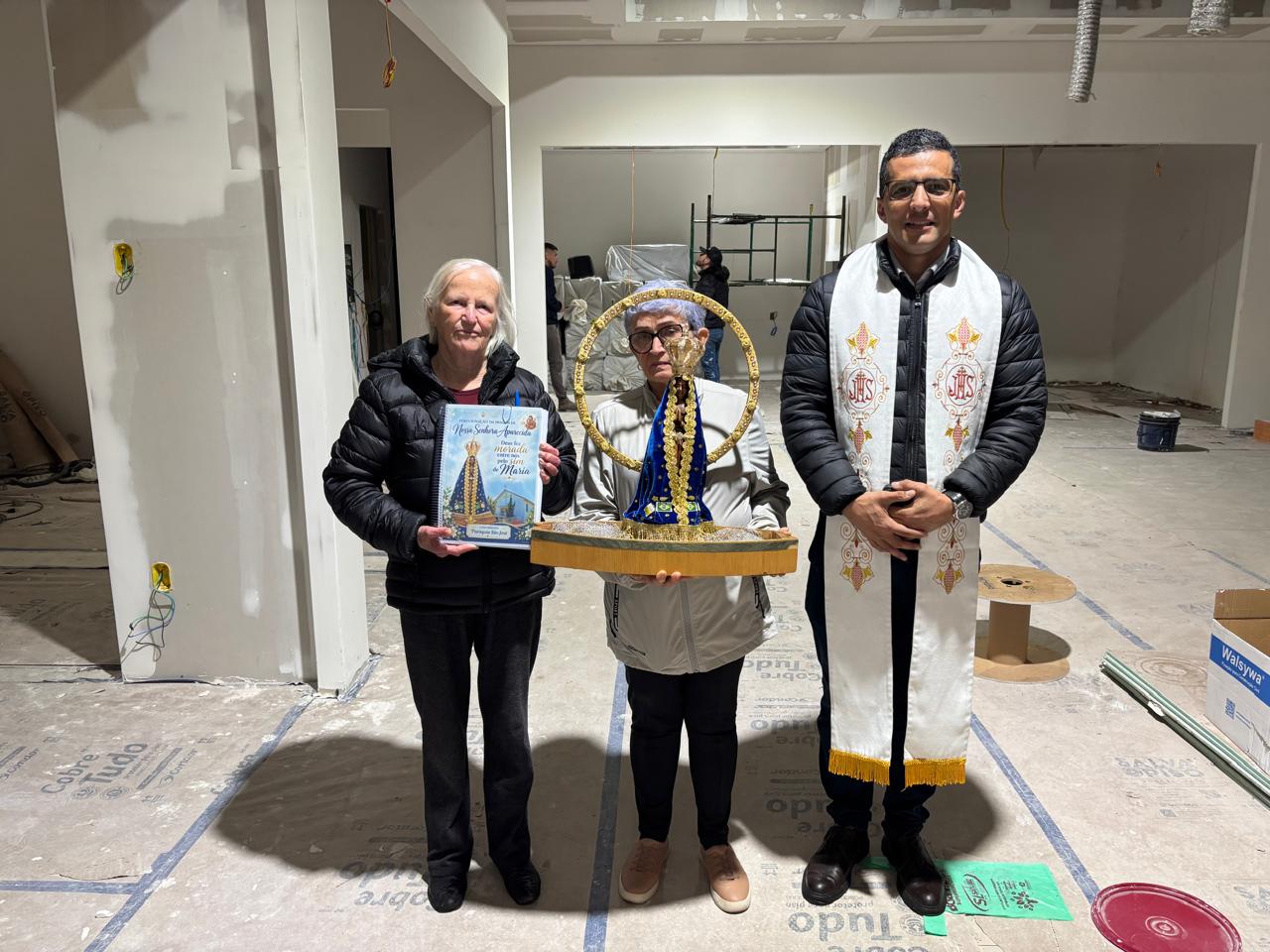 Imagem peregrina de Nossa Senhora Aparecida visita sede da Positiva 100.3 FM, em Carazinho