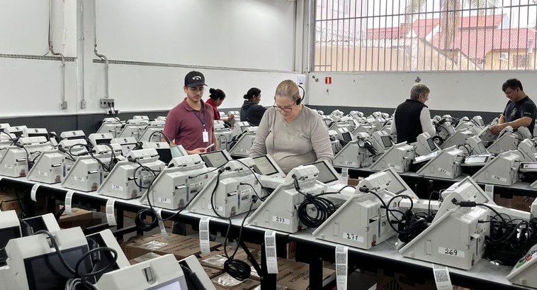Justiça Eleitoral inicia preparação das urnas eletrônicas para as Eleições 2026