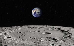 Nasa encontra cratera recente na Lua provocada por impacto incomum