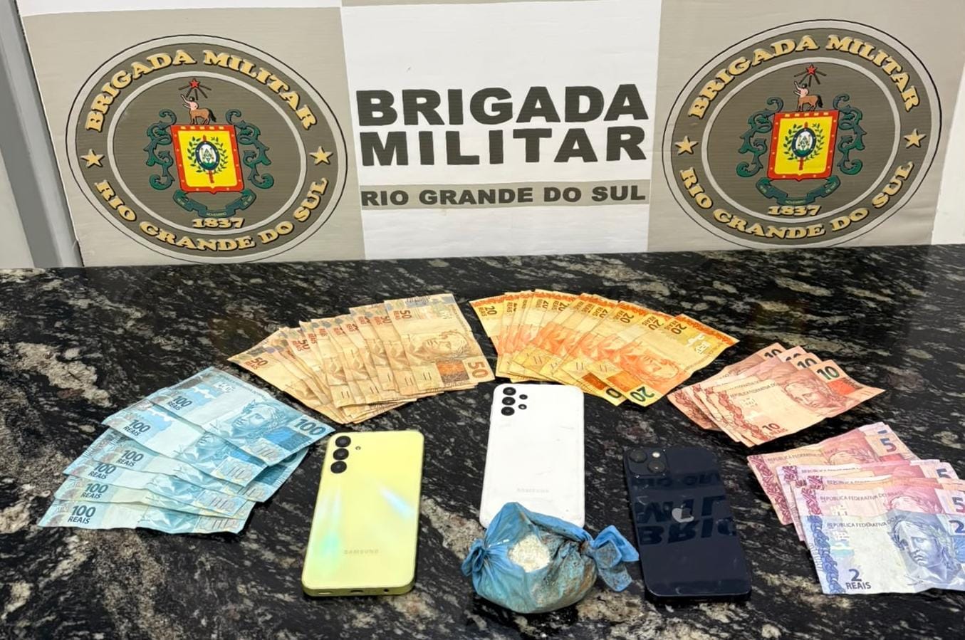 Homem é preso e adolescente apreendido por tráfico de drogas em Soledade