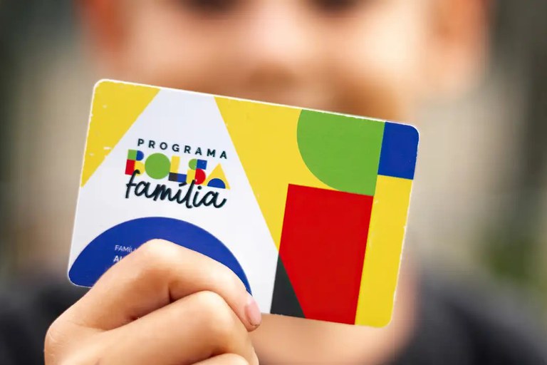 Reajuste do Bolsa Família gera questionamentos sobre momento do anúncio