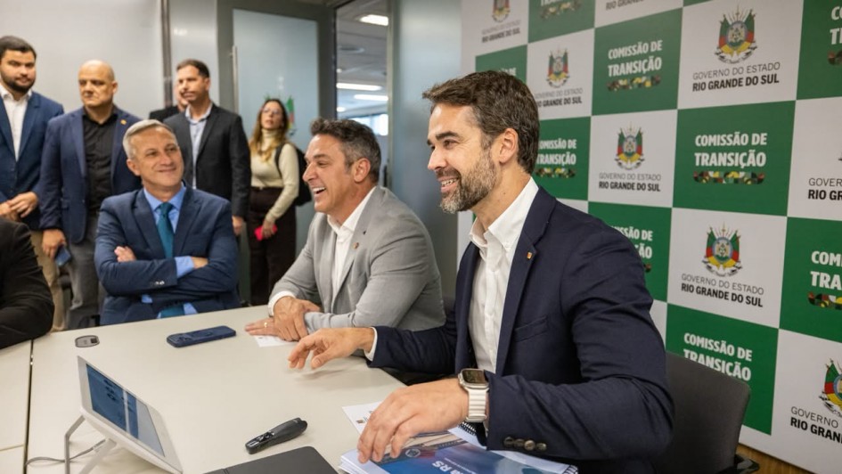 Eduardo Leite apresenta panorama da administração estadual a Luciano Zucco durante transição de governo