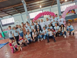 Amigos da Tia Dora realizam festa para as crianças no bairro Jardim