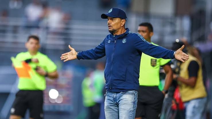 Auxiliar de Renato no Grêmio é preso em Porto Alegre por suposto descumprimento de medida protetiva