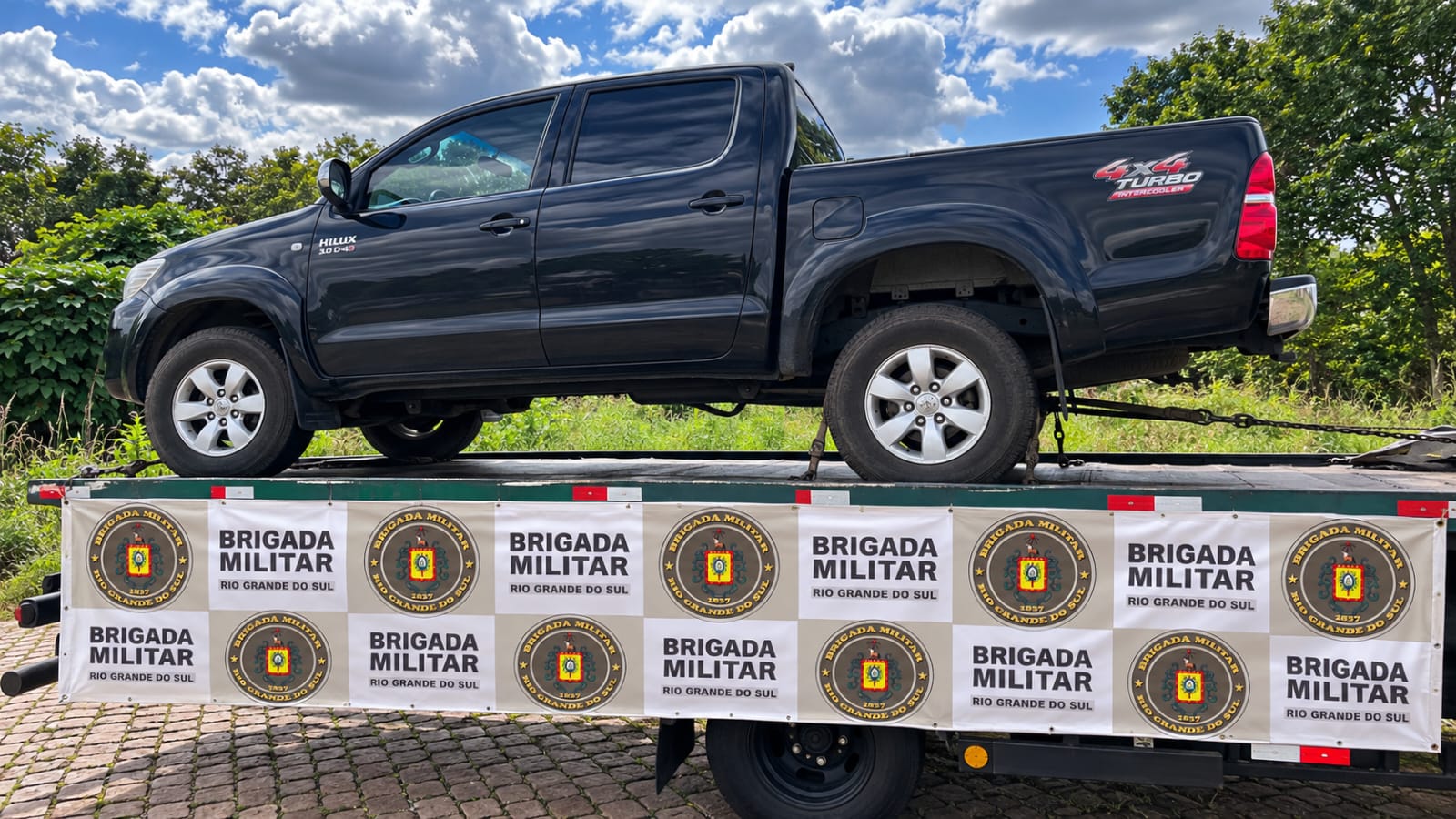 Brigada Militar prende dois homens e recupera camioneta roubada em Não-Me-Toque