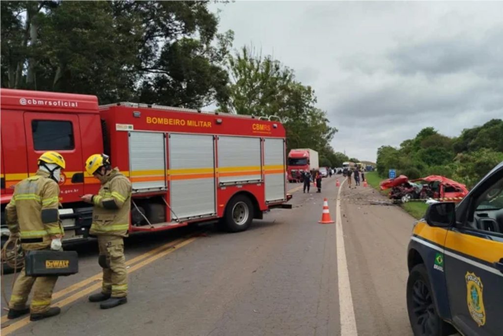 Colisão entre carro e caminhão deixa duas pessoas mortas em Carazinho