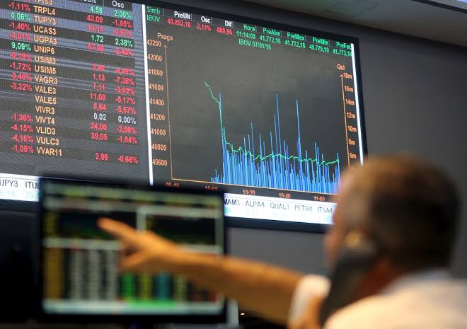 Dólar dispara até 12% na abertura e B3 aciona circuit breaker em dia de forte tensão fiscal