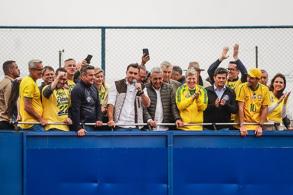 Durante visita a Porto Alegre, Flávio Bolsonaro promete retomar obras de proteção contra enchentes