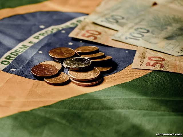 FMI projeta desaceleração da economia brasileira em 2027