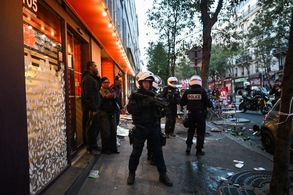 França avalia toque de recolher após onda de protestos