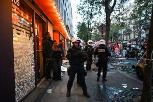França avalia toque de recolher após onda de protestos