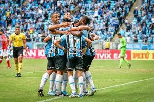 Grêmio vence o Coritiba fora de casa, conquista primeiro triunfo como visitante e segue na zona de rebaixamento