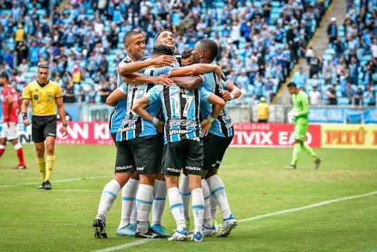 Grêmio vence o Coritiba fora de casa, conquista primeiro triunfo como visitante e segue na zona de rebaixamento