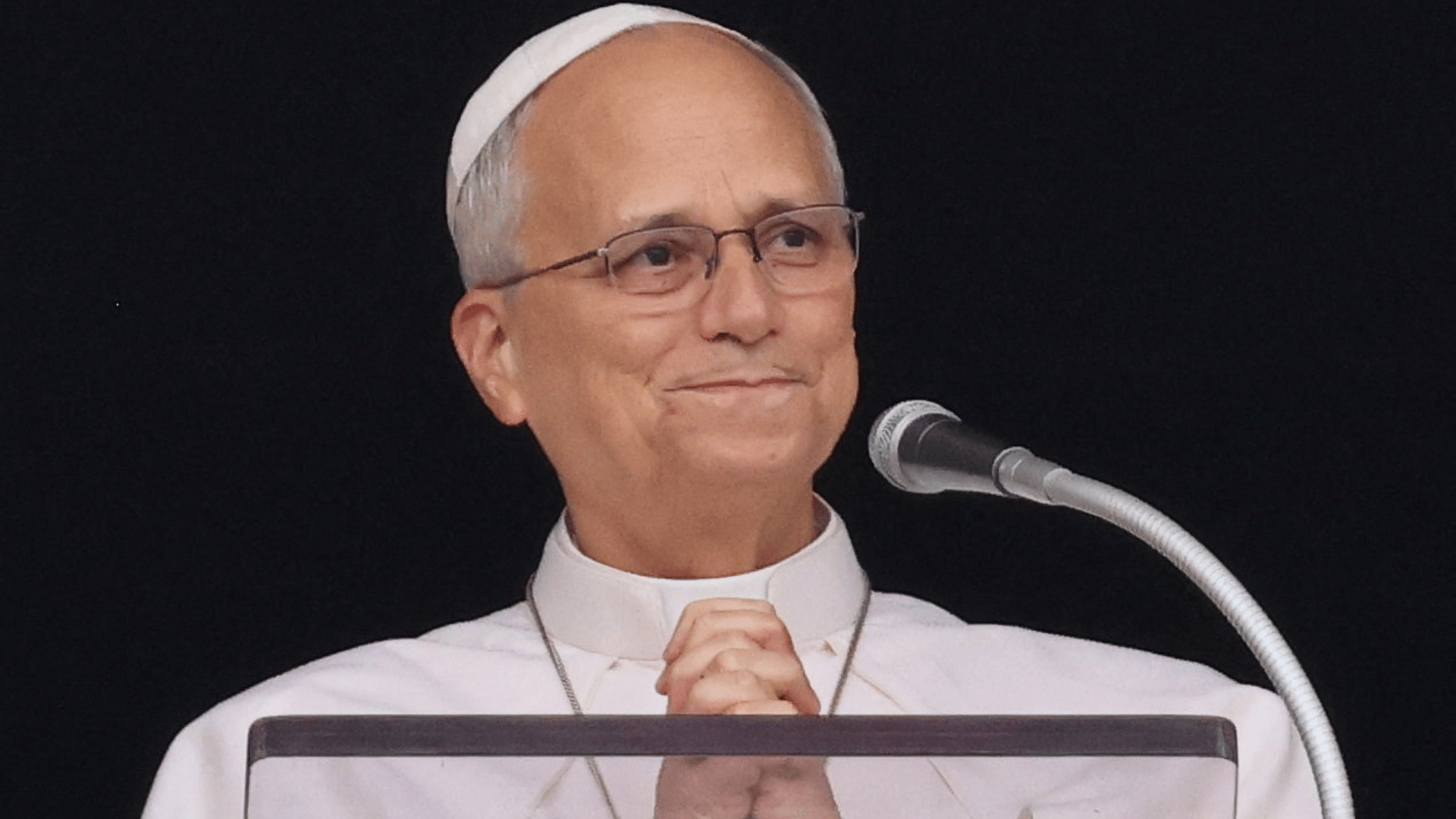 Papa Leão XIV retorna ao Vaticano após cirurgia e é aplaudido