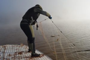 Brigada Militar retira 615 metros de redes de pesca ilegais durante Operação Piracema no RS