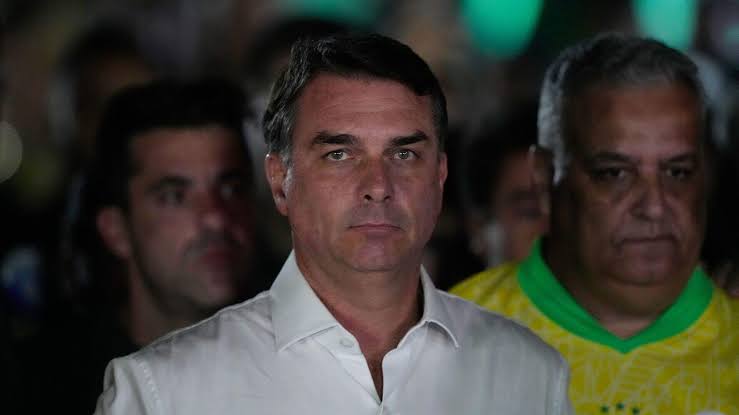Flávio Bolsonaro contesta resultado eleitoral e anuncia intenção de pedir anulação
