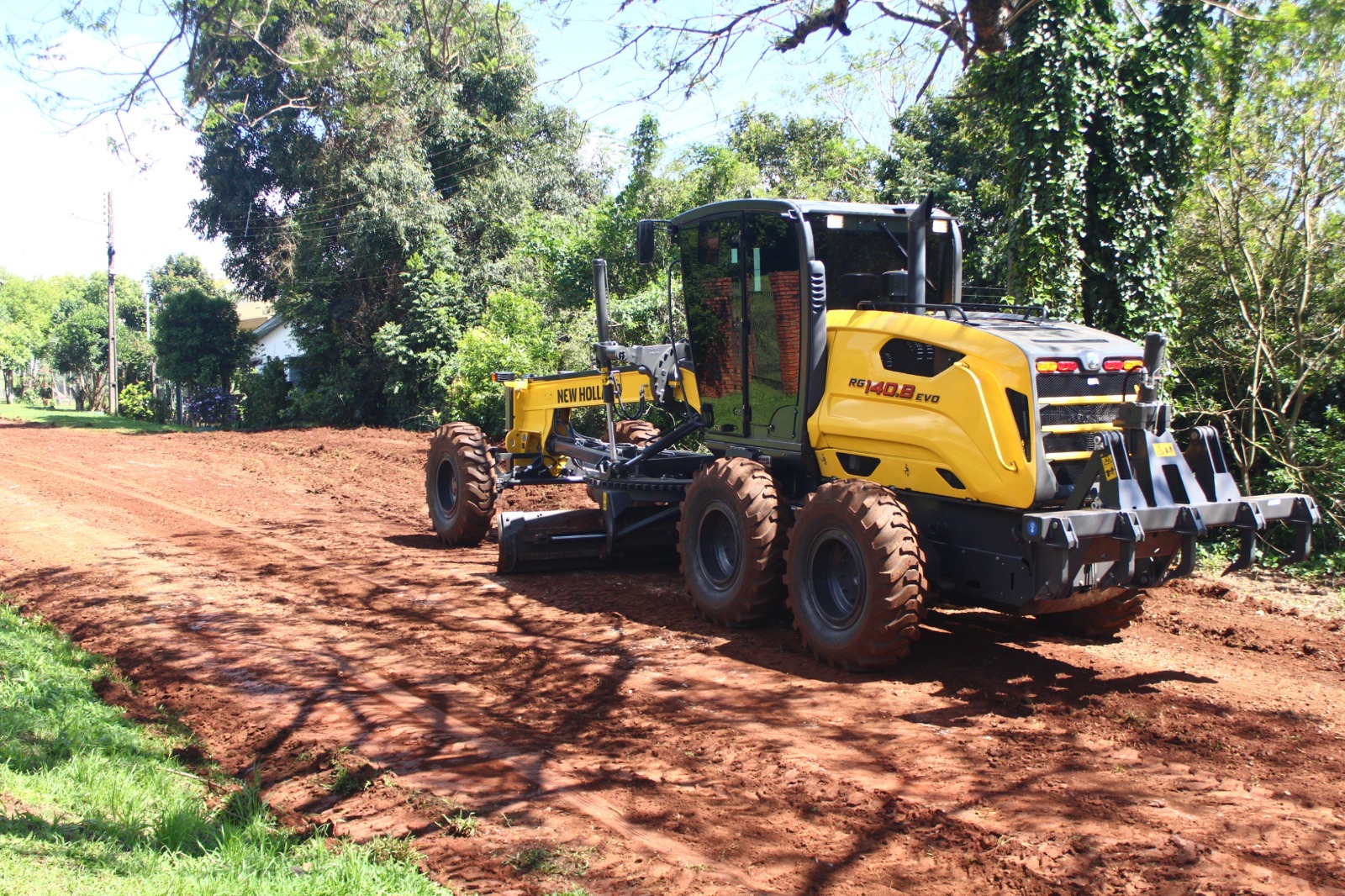 Nova motoniveladora é entregue para demandas da Agricultura em Carazinho